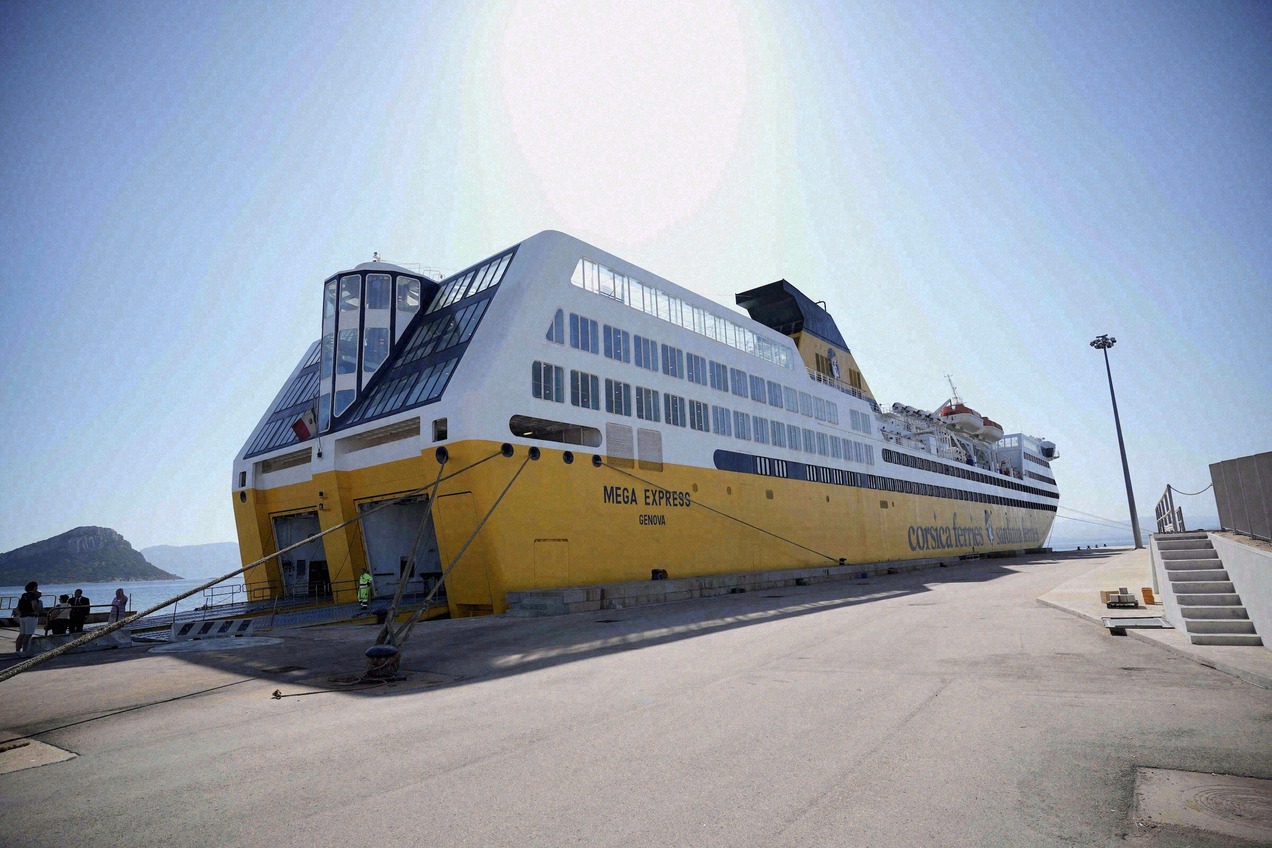 Ferry de Corsica Ferries en el puerto de Golfo Aranci