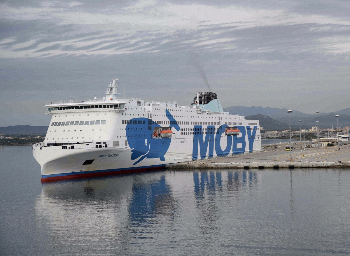 Il traghetto Moby Fantasy di Moby Lines con la livrea della balena blu nel porto di Olbia